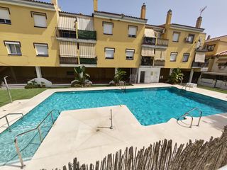 Casa adosada en Jardines de Alhaurín-Huerta Alta-Fuensanguínea. Oportunidad de chalet adosado céntrico