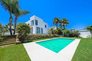 Casa  Calle yedras. Villa de estilo moderno, reformada y lista para entrar a vivir