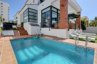 Casa  Avenida marysol. Casa a pocos metros de puerto marina - piscina privada y jardn