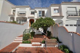 Casa adossada  Calle gardenia. 2 amplios patios - vistas al mar - gran ubicación