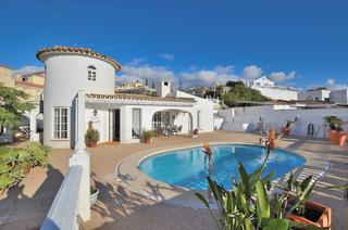 Casa  Calle sauce. Villa de esquina - soleada y luminosa - piscina y jardn