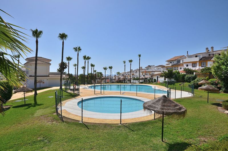 Foto 0f94f506-d66d-4b19-a4e1-f456d8d4a40f. Casa adossada amb aparcament piscina a Arroyo de la Miel Benalmádena