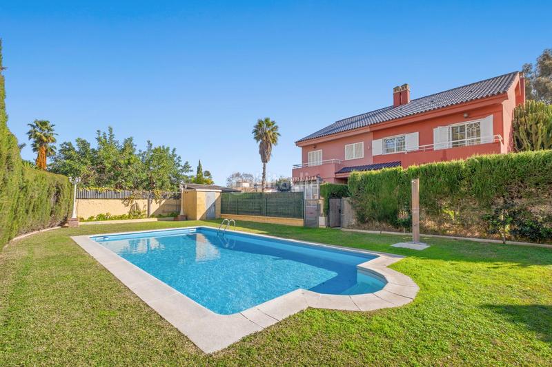 Foto 45c45e60-b611-486c-b80f-660bb7c4d387. Maison jumelée avec chauffage parking piscine dans Guadalmar Málaga