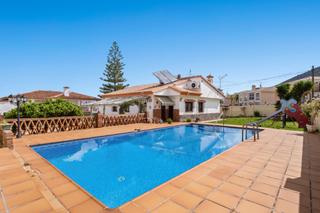 Chalet in Manantiales - Lagar - Cortijo. Chalet independiente en una sola planta con piscina en los tomil