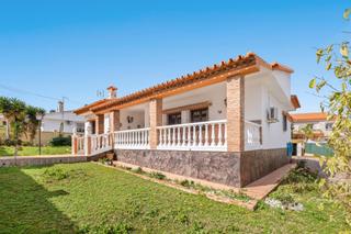 Chalet à Manantiales - Lagar - Cortijo. Chalet independiente en una sola planta con piscina en los tomil