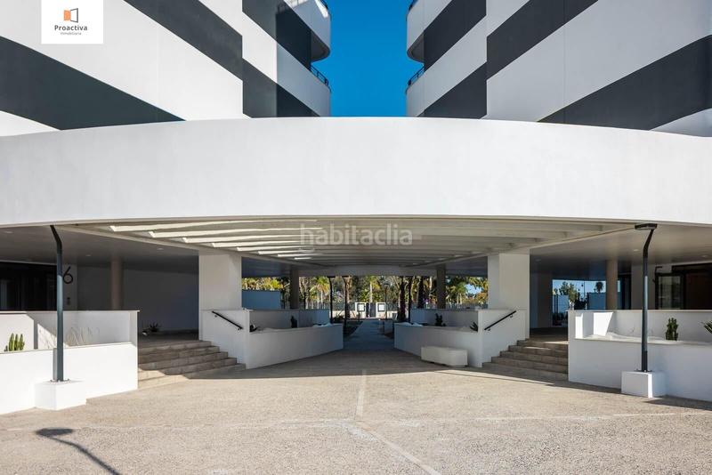 Foto 6eed1db3-31ce-4657-9704-6b2cc341f6f0. Planta baja exclusiva promoción de innovador diseño en el paseo marítimo de Los Álamos en Torremolinos