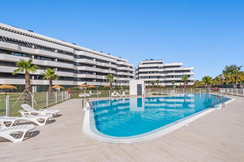 Foto 121e9b8b-9d1b-479f-8f18-ffe69e863f1b. Ático  con vistas panorámicas al paseo marítimo de Los Álamos! en Torremolinos