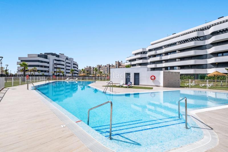 Foto c06baa29-b598-46c5-acfc-3f0119c2f33a. Ático  con vistas panorámicas al paseo marítimo de Los Álamos! en Torremolinos