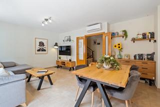 Maison jumelée à Capellanía - Retamar. Chalet adosado en venta con piscina, pista de pádel y amplias zo