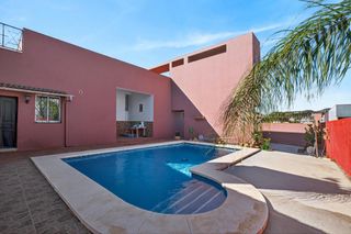 Xalet a El Romeral-Peñón de Zapata. Chalet independiente de diseño con piscina y solárium en el mira