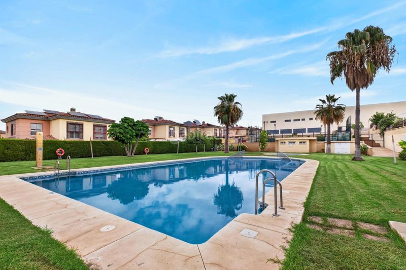 Foto 571c2d7b-eb27-4c5f-a339-0ddac34f1369. Semi detached house with parking pool in Capellanía - Retamar Alhaurín de la Torre