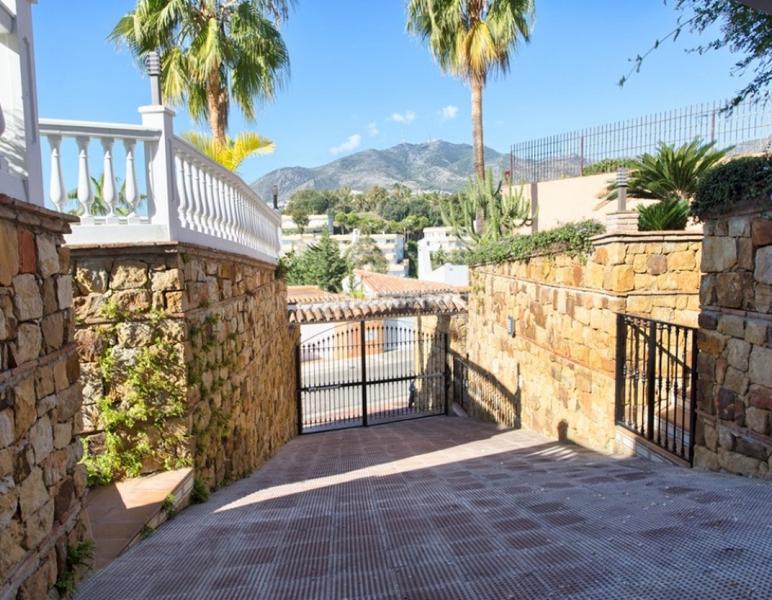 Foto 335131c5-eed0-4fb5-824d-cb50608d9917. Chalet villa de lujo en torrequebrada, benalmadena costa en venta. 4 dormitorios, 3 baños. en Benalmádena