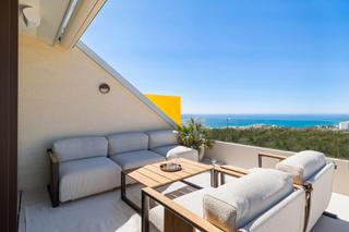 Chalet en Puerto Deportivo. Villa con jardin con vistas abiertas al mar. 2 garajes y traster