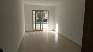 Apartament a Puerto Deportivo. Moderno piso en el centro de fuengirola con parking privado a 2