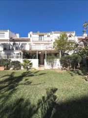 Casa adossada en Los Boliches. Tu espacio so�ado con potencial en los boliches