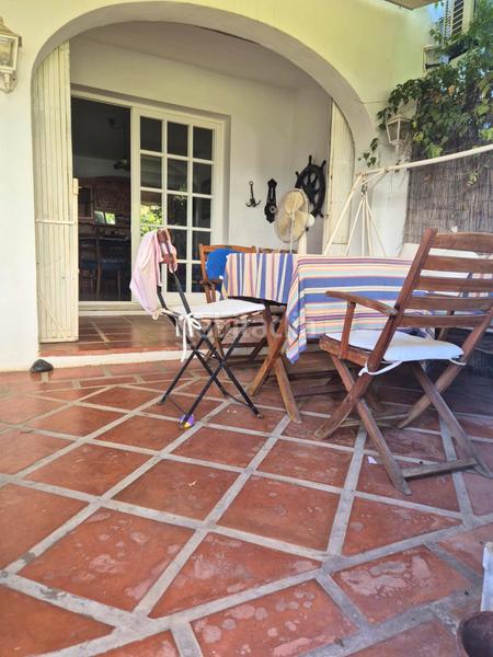 Foto a5b5b1ea-ffcd-4885-abb1-04bb82b75fad. Casa adosada tu espacio soñado con potencial en Los Boliches en Fuengirola