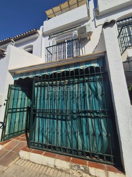 Foto ad0fd7df-2cdd-43d7-9070-0c6407d2d76b. Casa adosada tu espacio soñado con potencial en Los Boliches en Fuengirola