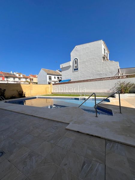 Foto c3376884-0574-44e3-92e5-a1d79ad6a34c. Casa adossada amb piscina a Los Boliches Fuengirola