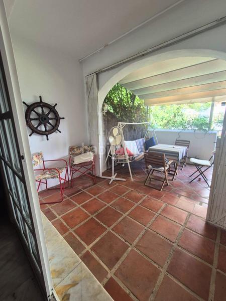 Foto e04ba120-9ce2-48d1-ab1b-4edf183dbd9e. Casa adosada tu espacio soñado con potencial en Los Boliches en Fuengirola