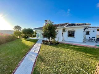 Chalet in La Cala Mijas. Encantadora villa con jardín y orientación suroeste en la cala d