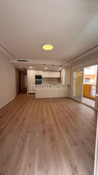 Foto 5d2092ff-1bf1-458c-9df2-e1a92298a6bf. Apartamento  reformado , segunda línea de playa junto al puerto con licencia turística en Fuengirola