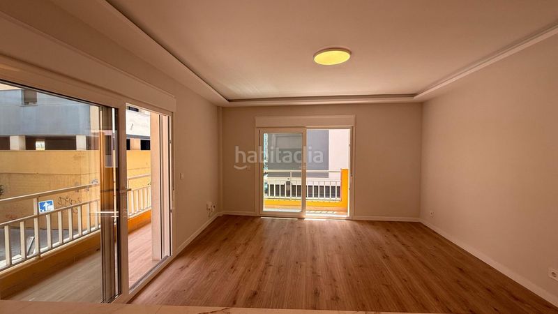 Foto 95bb367e-20c5-457b-a870-c8838a5d06d9. Apartamento  reformado , segunda línea de playa junto al puerto con licencia turística en Fuengirola