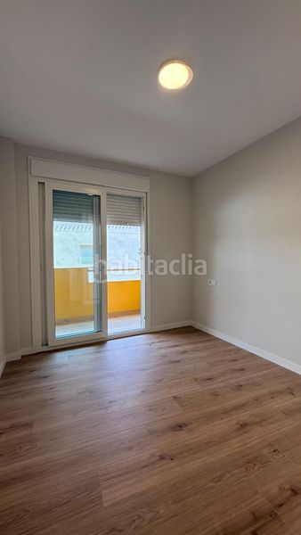 Foto b298f09f-c4e4-41b0-a2e1-cf73395833bb. Apartamento  reformado , segunda línea de playa junto al puerto con licencia turística en Fuengirola