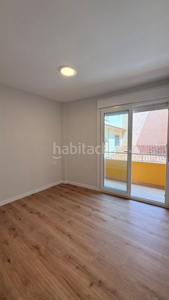 Foto c990b309-6c02-4aee-bcb9-a42398ad647a. Apartamento  reformado , segunda línea de playa junto al puerto con licencia turística en Fuengirola