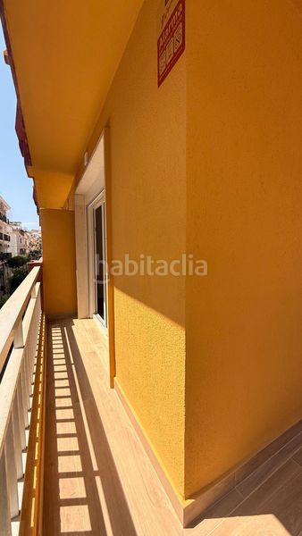 Foto e40cd870-bd47-45fe-ac32-76f12f1711b1. Apartamento  reformado , segunda línea de playa junto al puerto con licencia turística en Fuengirola