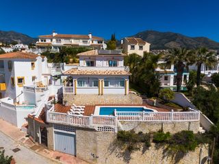 Chalet à Torreblanca del Sol. Villa en venta en torreblanca fuengirola con vistas al mar, pisc