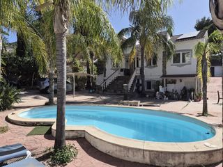 Casa a Pinos de Alhaurín. Chalet independiente con 3 viviendas, piscina y vistas al mar en