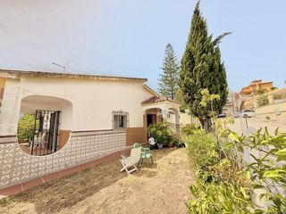 Xalet a Campo de Mijas. Chalet independiente en una sola planta con jardín, garaje y gra