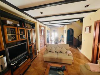 Casa adossada a Centro. Impecable casa adosada en benalmádena pueblo con vistas despejad