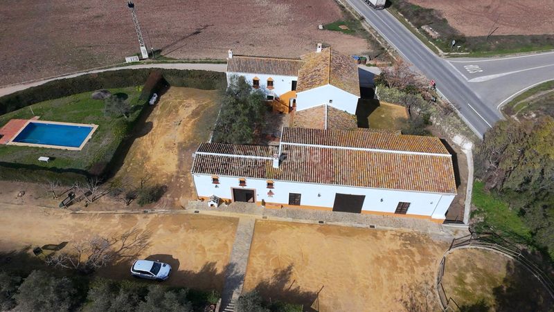 Foto bcef8562-c4c6-404f-9267-e28fbe5688fb. Masia amb aparcament piscina a Teba