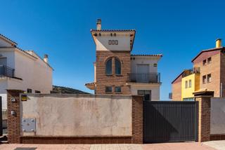 Chalet en Otura. Chalet independiente con piscina en cañadas del parque