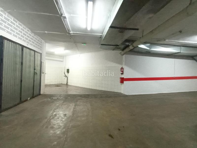 Foto b4974f54-5d08-4fe6-8d46-38a0362640d4. Parking voiture dans Barrio de Zaidín Granada