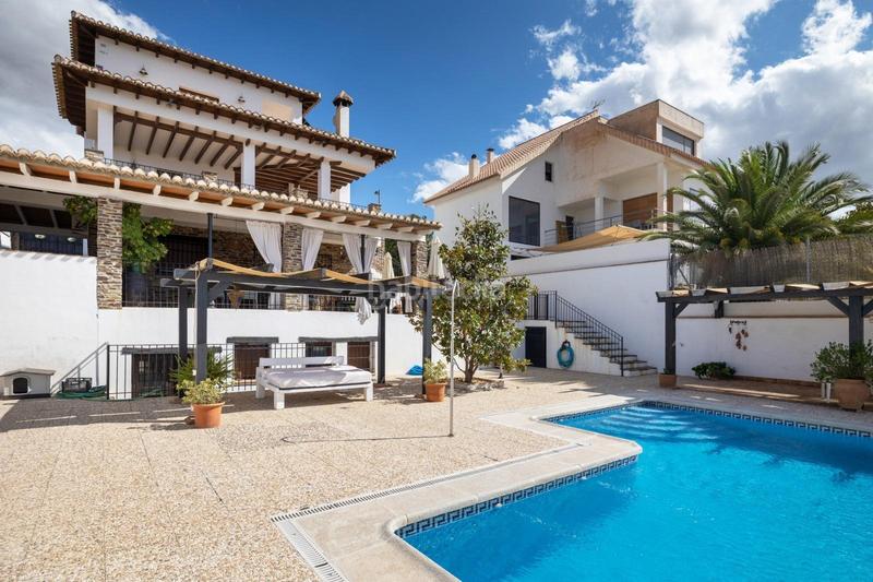 Foto 3b251e0b-6518-442e-b245-b8e2bb51161c. Chalet con piscina in Altos de la Zubia Zubia (La)