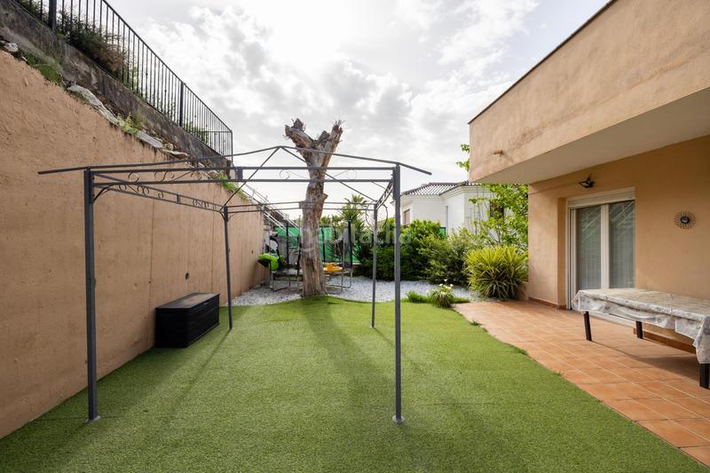 Foto fcfcd1fc-c61f-4cd1-92b6-f3e94ff0e6f2. Chalet avec chauffage parking piscine dans Altos de la Zubia Zubia (La)