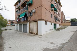 Aparcament cotxe  Avenida de virgilio. Cochera cerrada en cerrillo de maracena junto al barrio de los p