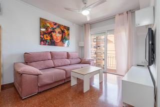 Rent Flat in Cartuja. Amplio piso reformado en granada, zona alcampo