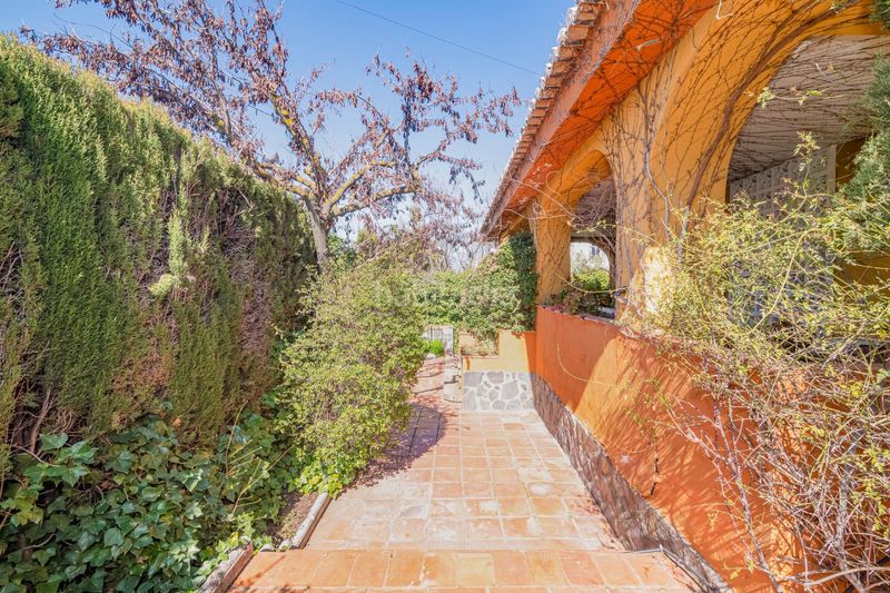 Foto cf85c65c-00ef-4ae6-9b19-b9c27688e840. Xalet amb aparcament a Gójar