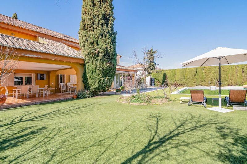 Foto f84a199c-eea5-4c33-b43a-19770053a114. Xalet amb aparcament a Gójar