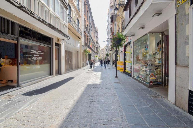 Foto edab59ee-fe9e-44e2-8a02-55e2a4f1b1d6. Pis amb aparcament a Centro - Sagrario Granada