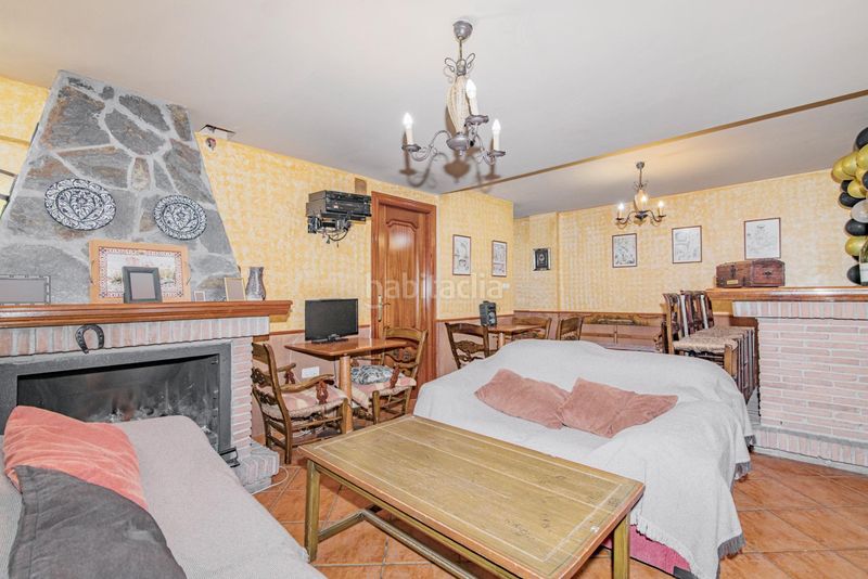 Foto f0c3bbff-3bd2-4faf-9fdd-bde97eec1e38. Xalet amb aparcament piscina a Maracena