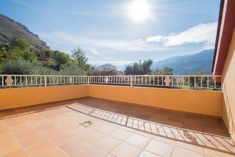 Foto 1b7cf6f2-e186-4f16-9159-a059678f56e6. Xalet amb aparcament piscina a Güéjar Sierra