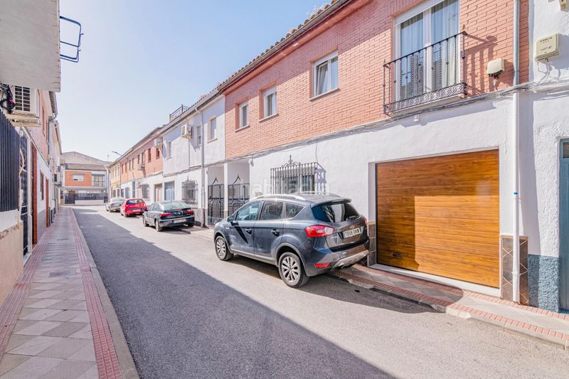 Foto 1d8b58df-ddbe-4546-9d0c-c3f56aa8d324. Casa adossada amb aparcament a Atarfe