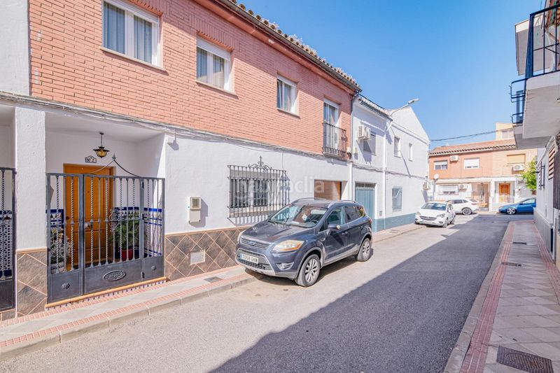 Foto 3141503d-fbef-4705-a1ed-6c8dbdf09807. Casa adossada amb aparcament a Atarfe