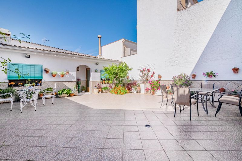 Foto bf6c42c5-9695-49e8-9eba-95069b4829cd. Casa adossada amb aparcament a Atarfe