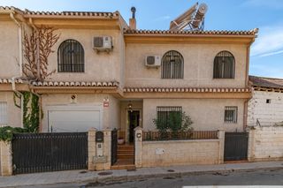 Casa adossada  Calle tarifa (hi) 4. Casa 220m2 placas solares  4 hab  garaje  las gabias  ahorra en