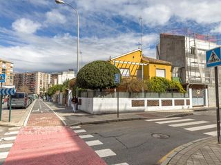 Casa aparellada  Calle andres segovia 33. Disfrute del centro de granada sin renunciar a las comodidades d